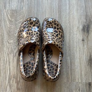 Size 7 Cheetah b.o.c.